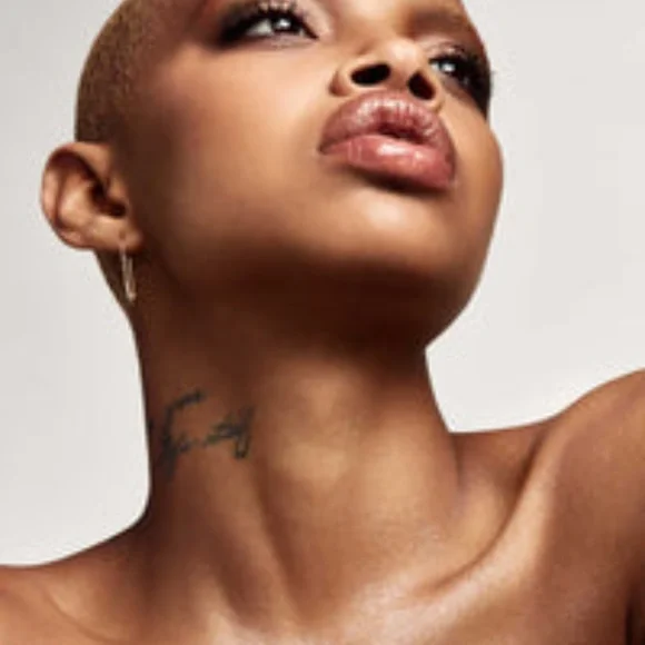 SOLD Fenty Diamond Bomb in How Many Carats Face & Body Highlighter - Picture 11 of 16